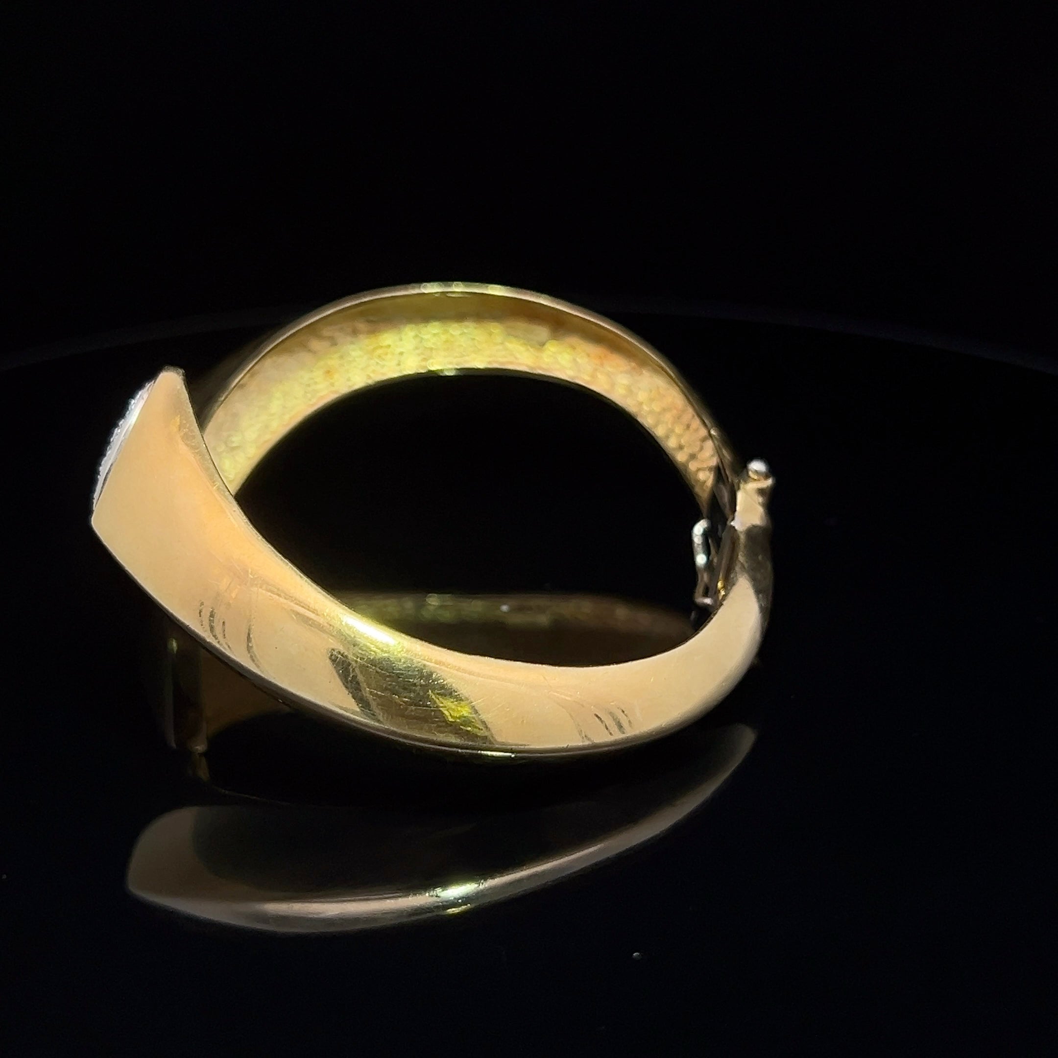 Elegant Gold Bracelet with Diamond Triangle