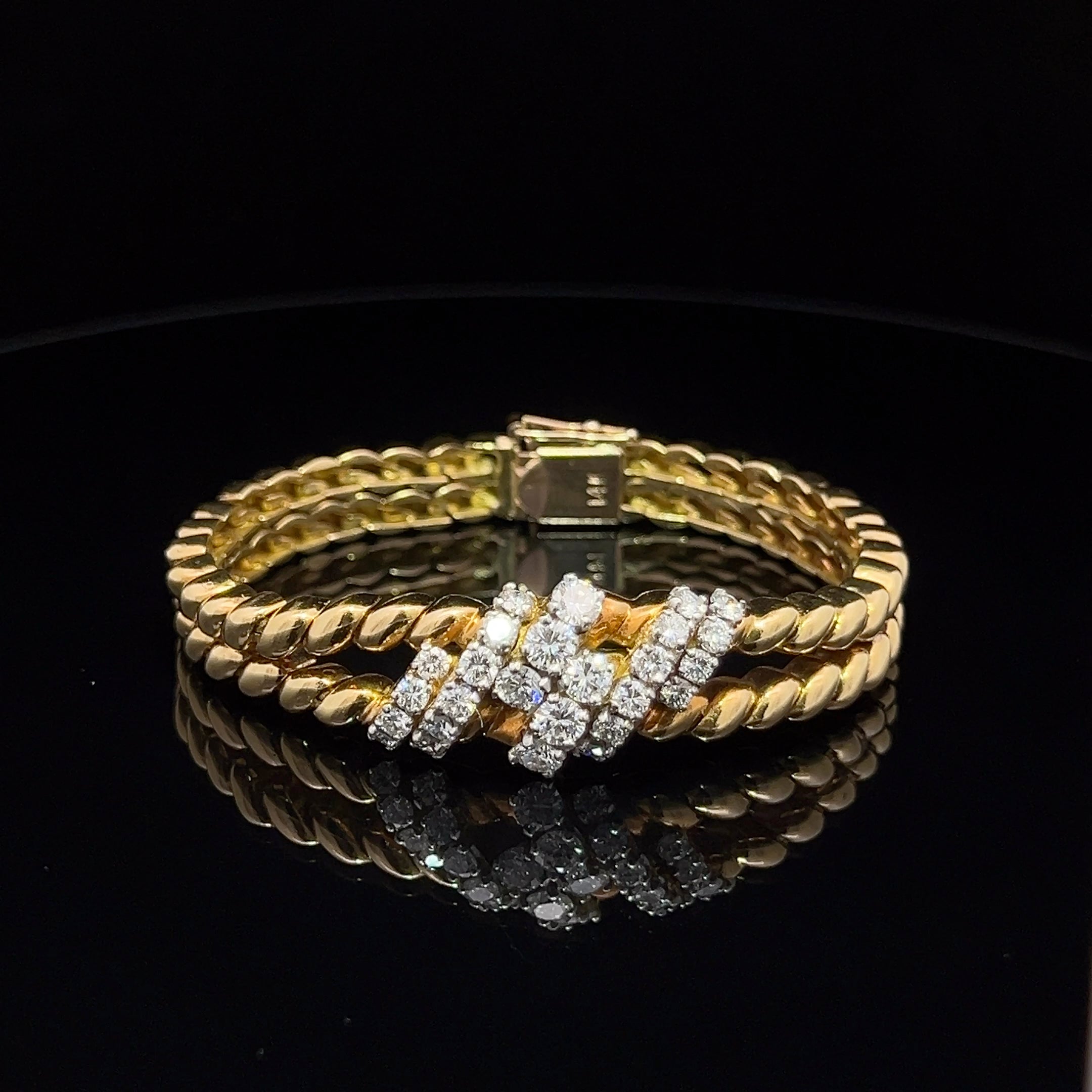 Yellow Gold Chain Bracelet with Round Cut Diamonds