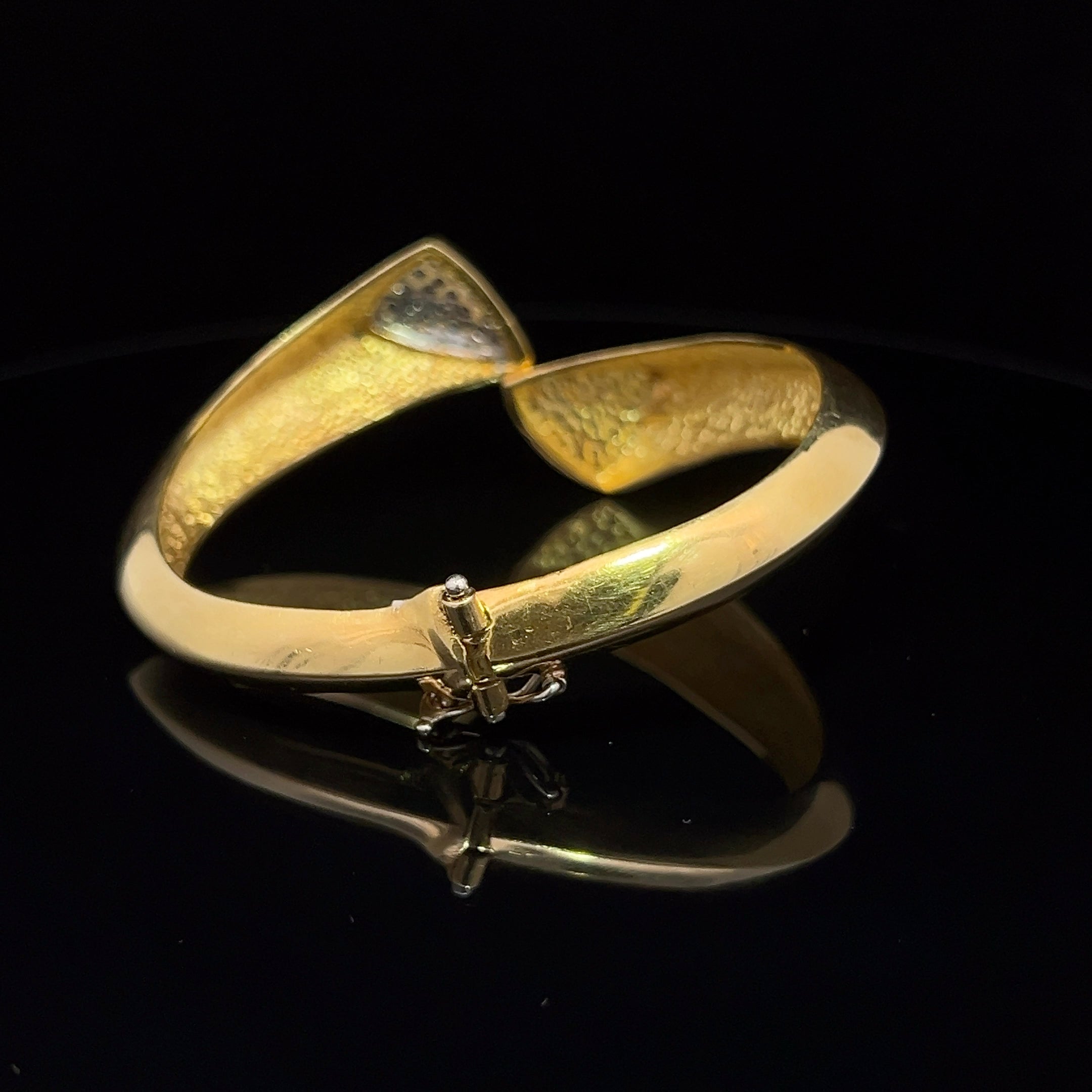 Elegant Gold Bracelet with Diamond Triangle