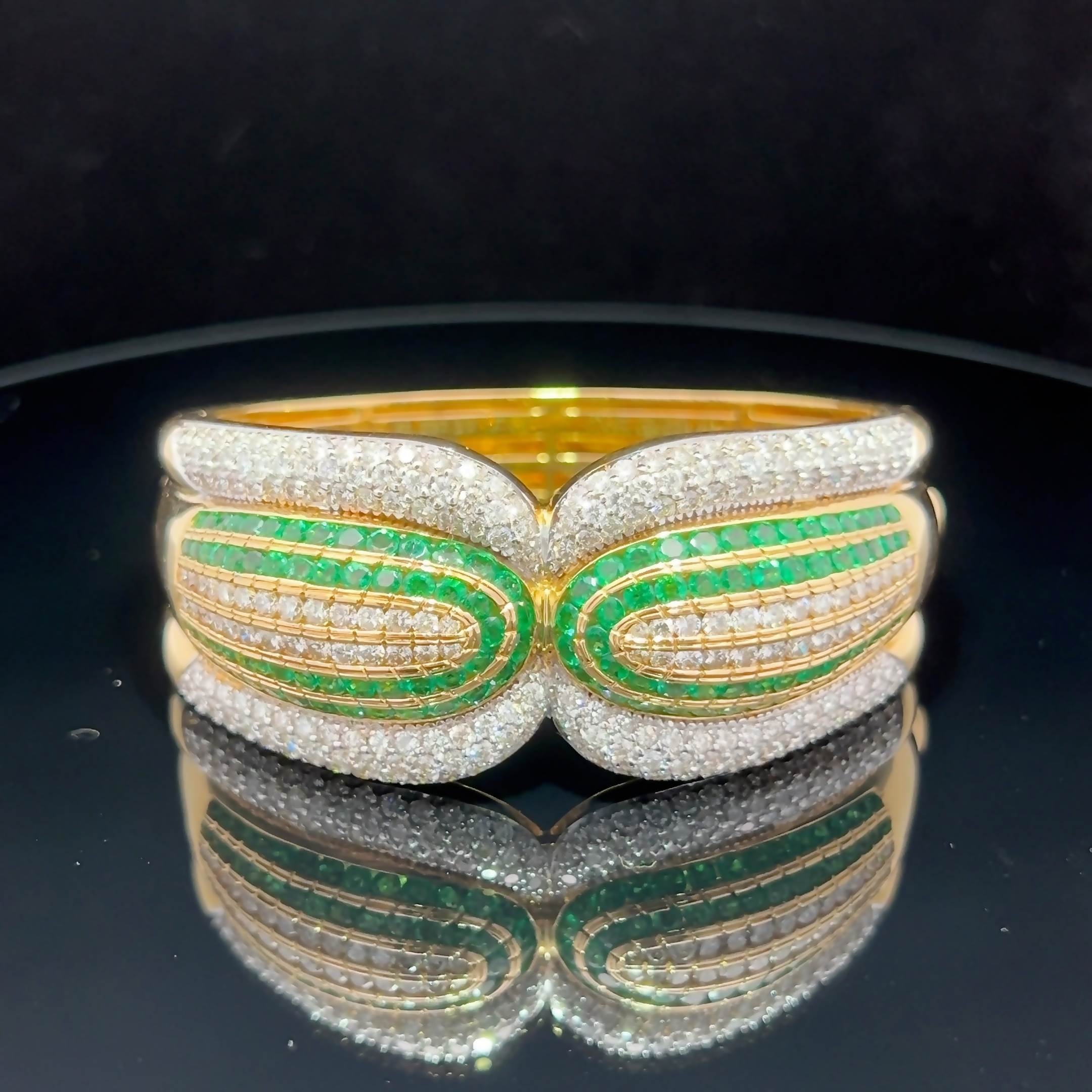 18 KARAT YELLOW GOLD DIAMOND AND EMERALD BRACELET