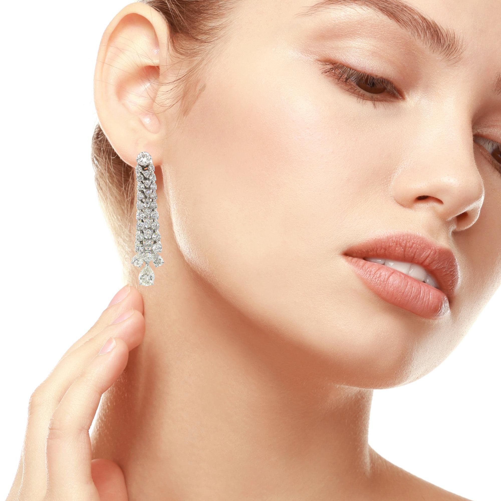 18 KARAT WHITE GOLD AND DIAMOND DROP EARRINGS